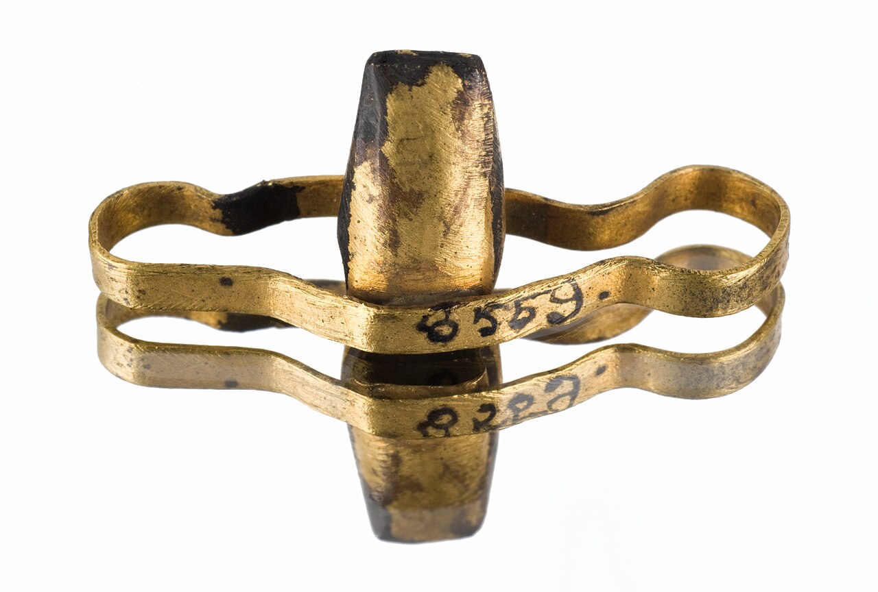 Réplica de museo de un puente etrusco de oro con una banda que rodea los dientes adyacentes