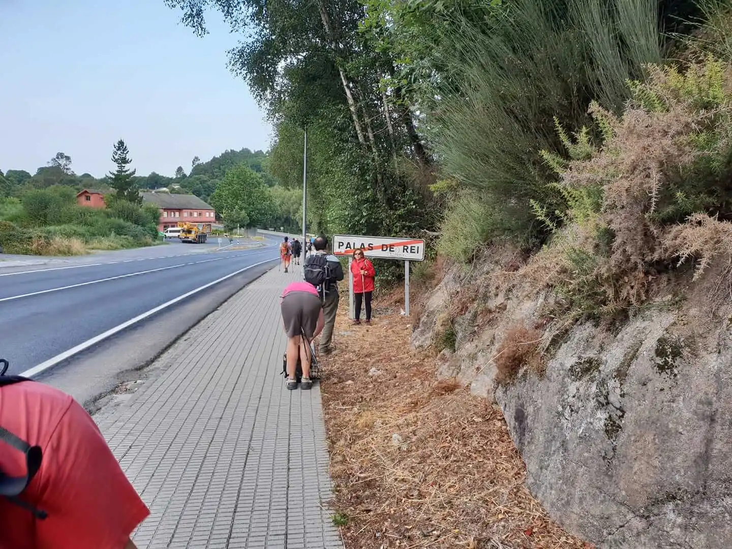 Los peregrinos llegan a Palas de Rei por el Camino de Santiago