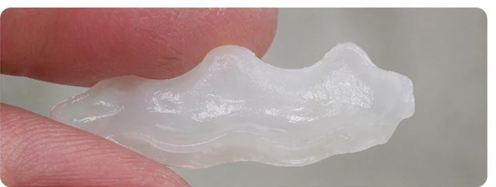 Procedimiento visual para dos dientes frontales inferiores adyacentes: principio de colocación del puente Denticor con los nuevos dientes y su ajuste a los dientes circundantes
